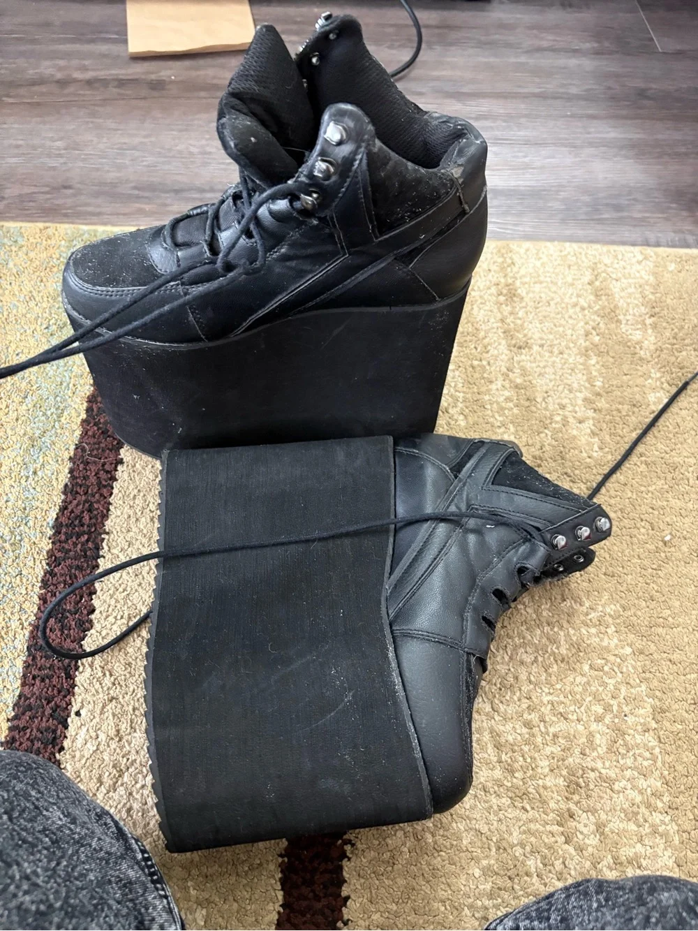 YRU QOZMO SKY HI Black High-Platform Lace-Up Wedge Boots